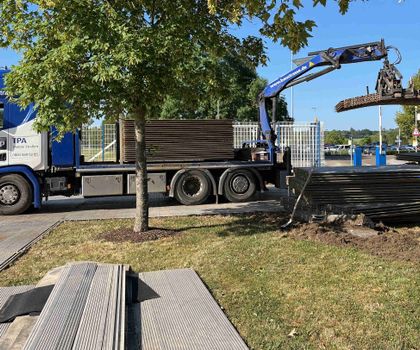 Ein LKW-Mobilkran liefert Alupanel für die Baustelle von Leonhard Weiss und PRocter & Gamble an