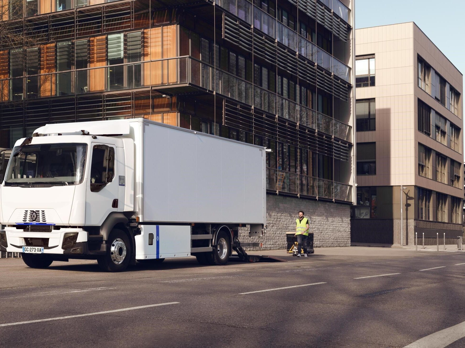 Renault Trucks präsentiert vollelektrische Nutzfahrzeuge Ein Transporter von Renault Trucks vor einer Häuserfront