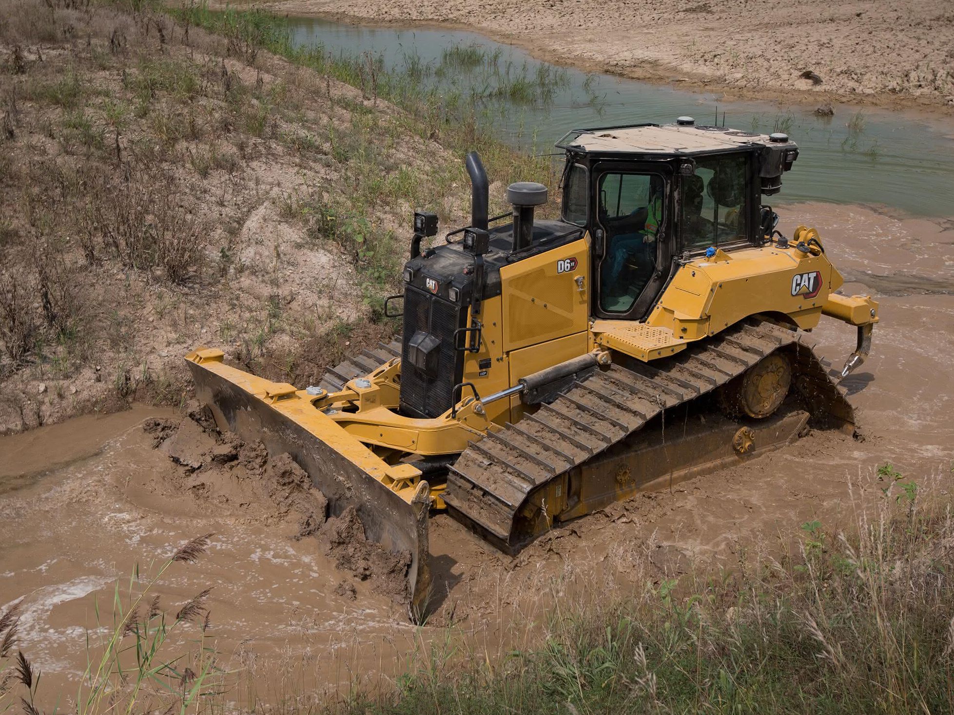 Ein Cat Dozer D6XE im Einsatz schiebt Material, um ein Planum herzustellen