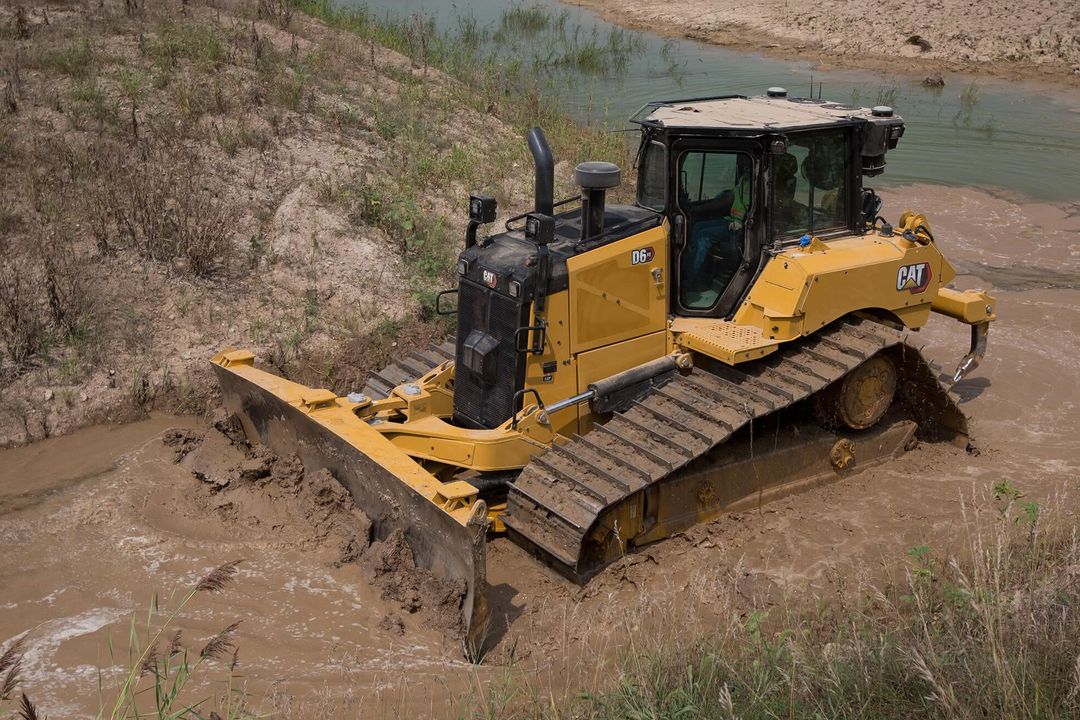 Zeppelin - immer auf den Einsatz zugeschnitten Ein Cat Dozer D6XE im Einsatz schiebt Material, um ein Planum herzustellen