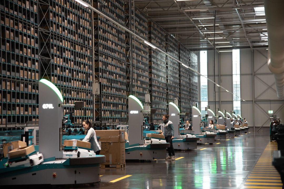 RBG, Shuttle und Robotik: Mehrere Lagerstandorte von Decathlon einheitlich automatisiert RBG, Shuttle und Robotik: Mehrere Lagerstandorte von Decathlon einheitlich automatisiert