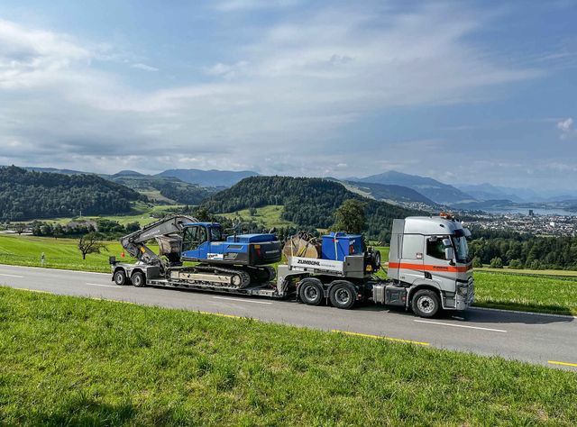 Die Kombination der tera-Achse mit dem fortschrittlichen Steuerungssystem „Doll tronic“ ermöglicht es dem Fahrer, alle zentralen Funktionen des Aufliegers wie Höhenverstellung und Ladungsposition direkt zu steuern. Die Kombination der tera-Achse mit dem fortschrittlichen Steuerungssystem „Doll tronic“ ermöglicht es dem Fahrer, alle zentralen Funktionen des Aufliegers wie Höhenverstellung und Ladungsposition direkt zu steuern.