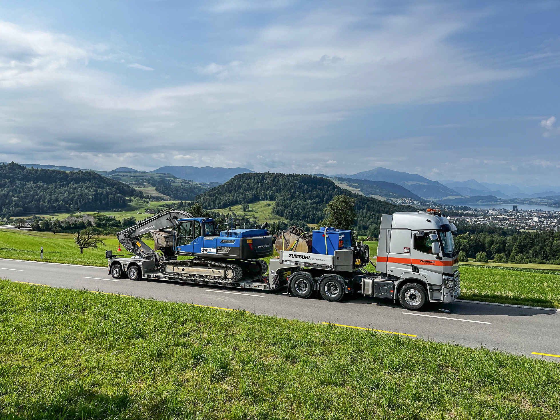 Die Kombination der tera-Achse mit dem fortschrittlichen Steuerungssystem „Doll tronic“ ermöglicht es dem Fahrer, alle zentralen Funktionen des Aufliegers wie Höhenverstellung und Ladungsposition direkt zu steuern. Die Kombination der tera-Achse mit dem fortschrittlichen Steuerungssystem „Doll tronic“ ermöglicht es dem Fahrer, alle zentralen Funktionen des Aufliegers wie Höhenverstellung und Ladungsposition direkt zu steuern.