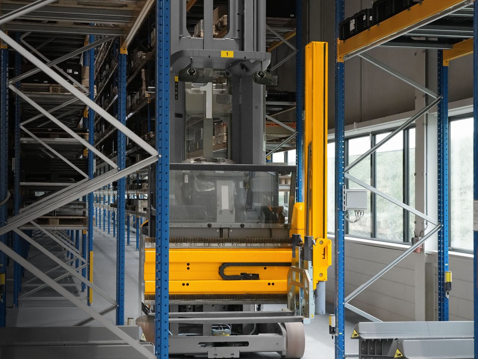 Prodrive Technologies relies on Jungheinrich: AMR and narrow-aisle forklift in combination
