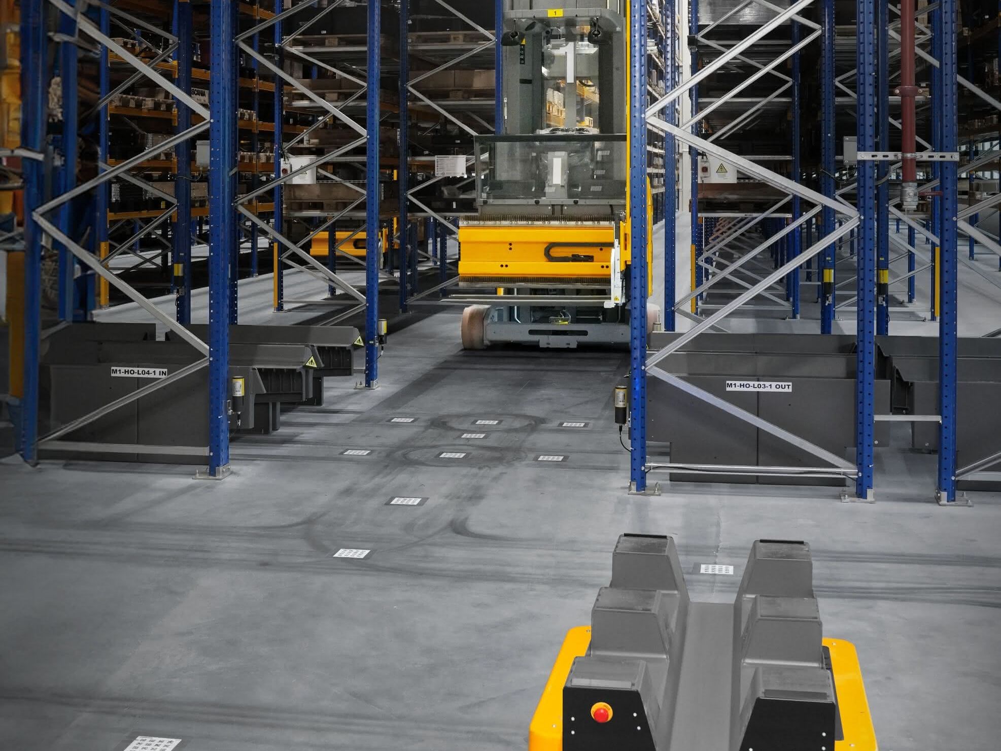 Prodrive Technologies relies on Jungheinrich: AMR and narrow-aisle forklift in combination