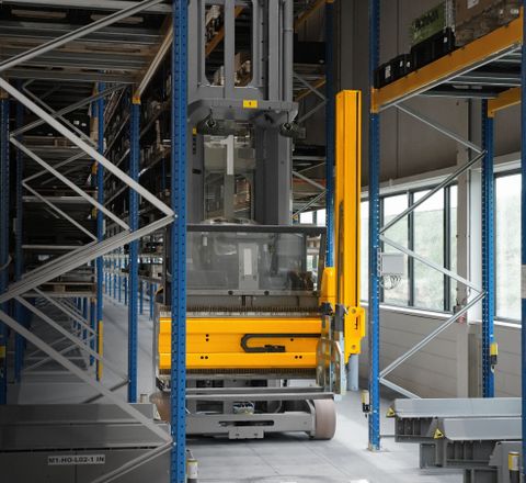 Prodrive Technologies relies on Jungheinrich: AMR and narrow-aisle forklift in combination