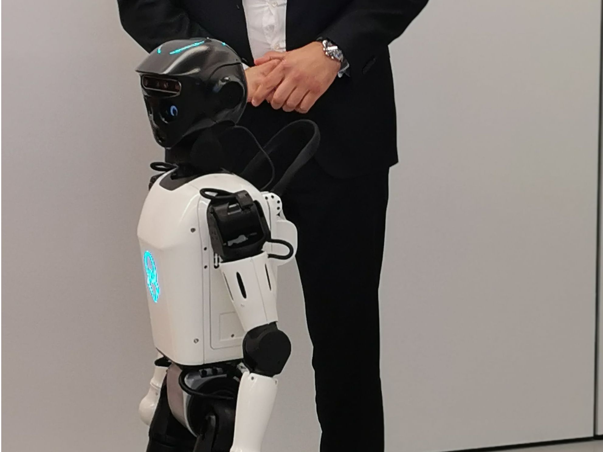 Wassim Saeidi, CEO der United Robotics Group, mit dem Humanoiden Roboter 'uMe'.