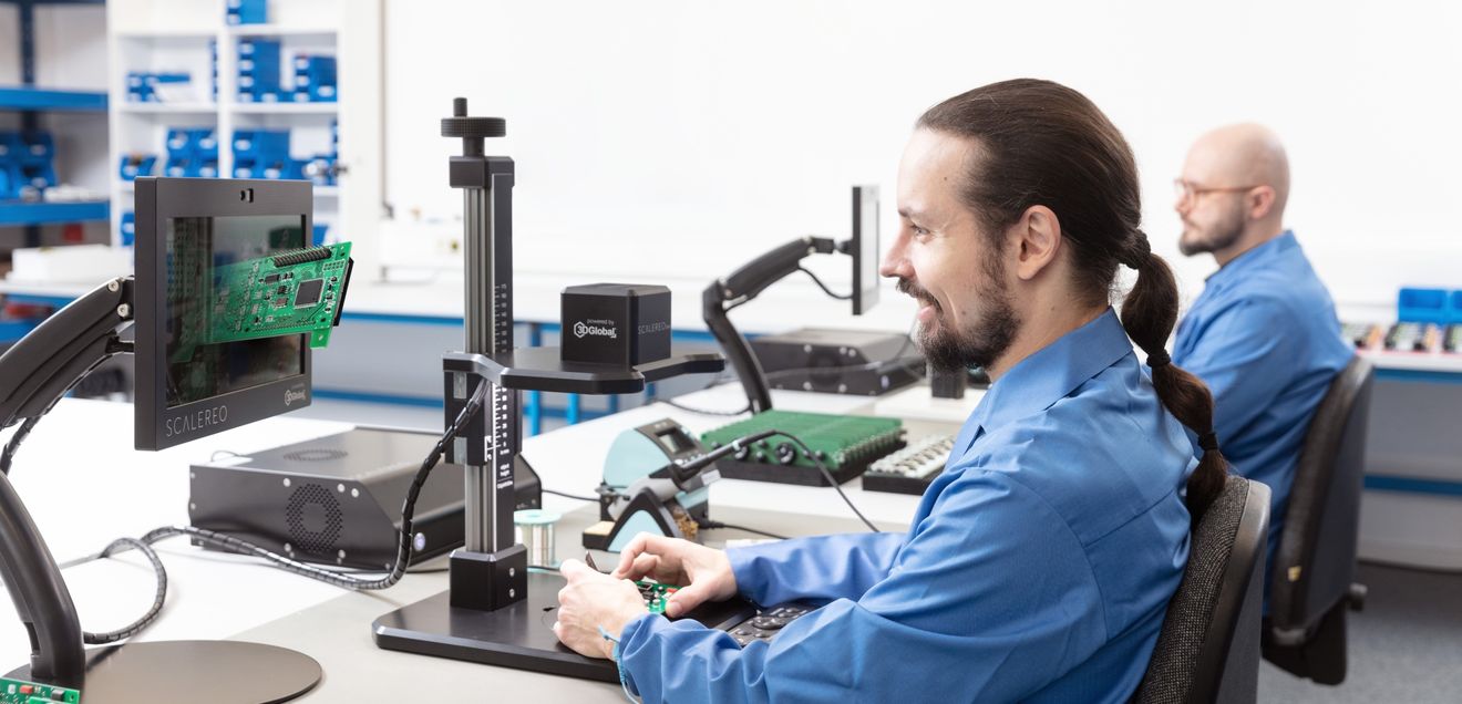 Präzisionsarbeiten: Mikroskop mit 3D-Sicht