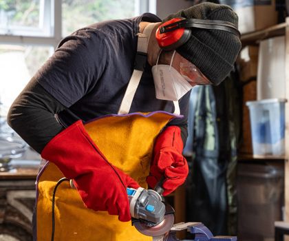 Gebrauchte Schleifmittel wiederverwenden: Recyclingkreislauf vom Restabfall bis zum neuen Schleifmittel Gebrauchte Schleifmittel wiederverwenden. Recyceltes Schleifmittel