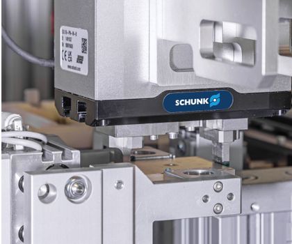 Mechatronischer Parallelgreifer: Smarter Universal­greifer für die Leistungselektronik