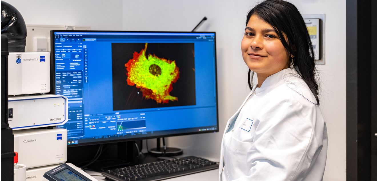 Dr. Nikita Raj, Erst- und co-korrespondierende Autorin der Studie, bei der Arbeit im Labor.
