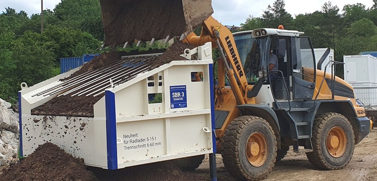 EAG: Rüttelt nicht. Schwingt Ein Radlader von Liebherr belädt eine Siebanlage SBR3 von EAG mit Material