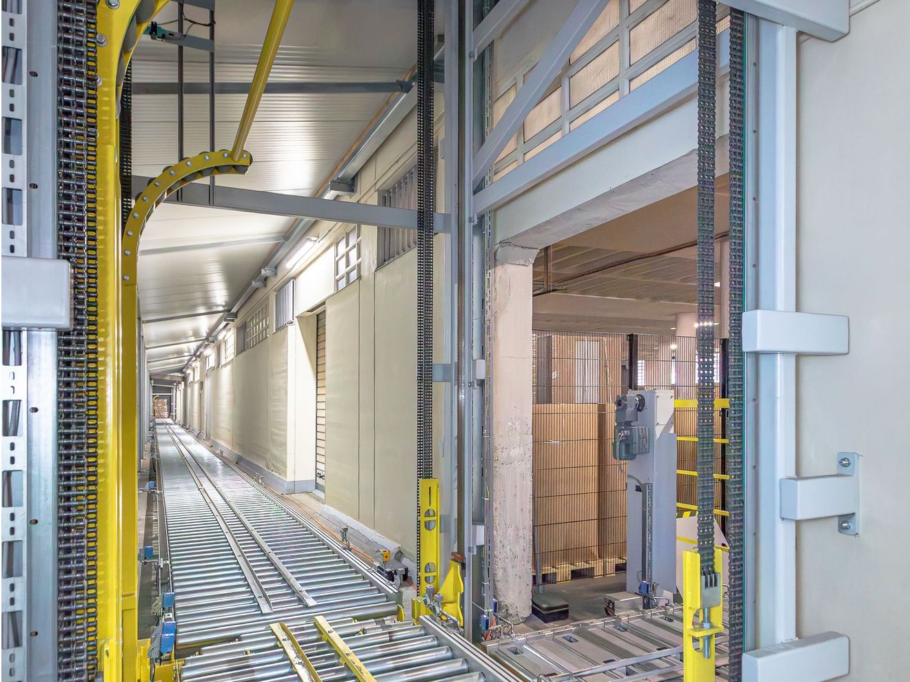 Loading ramp receives upgrade: Efficient warehouse logistics thanks to fully automated conveyor line Loading ramp receives upgrade: Efficient warehouse logistics thanks to fully automated conveyor line