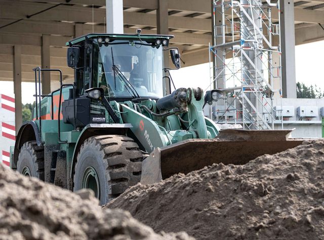 Max Wild und Schwenk Zement bauen neue Bodenwaschanlage Ein Radlader trennt das Waschgut in der Anlage