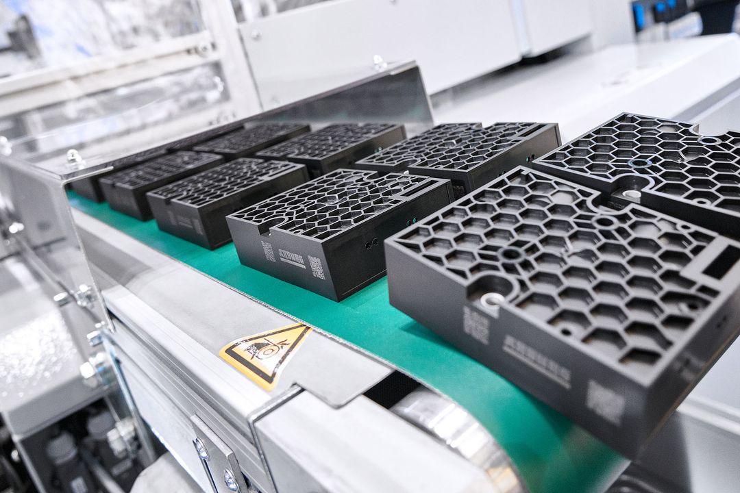 Nominierung Produkte des Jahres 2025: Arburg: Anlage zur vollautomatischen Fertigung von Gehäusen mit „digitalem Produktpass“