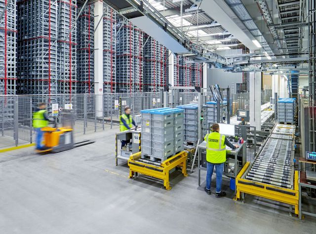 Efficient material flow at Phoenix Contact: Modules as required Efficient material flow at Phoenix Contact: Modules as required