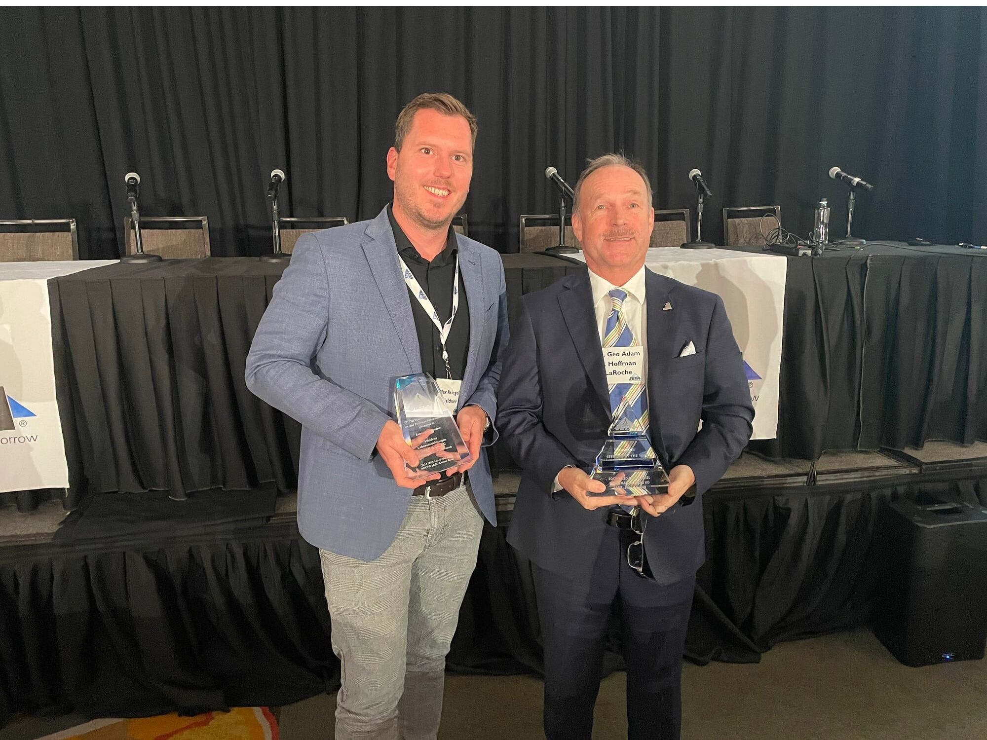 Max Kriegel von Waldner und Geo Adam von Roche Max Kriegel (Vertriebsleiter Schweiz) von Waldner (links) und Dr. Geo Adam (Global Head of pRED Facilities and Infrastructure Projects) von Roche nehmen die Auszeichnung “Lab of the Year 2024” der SEFA in den USA entgegen.