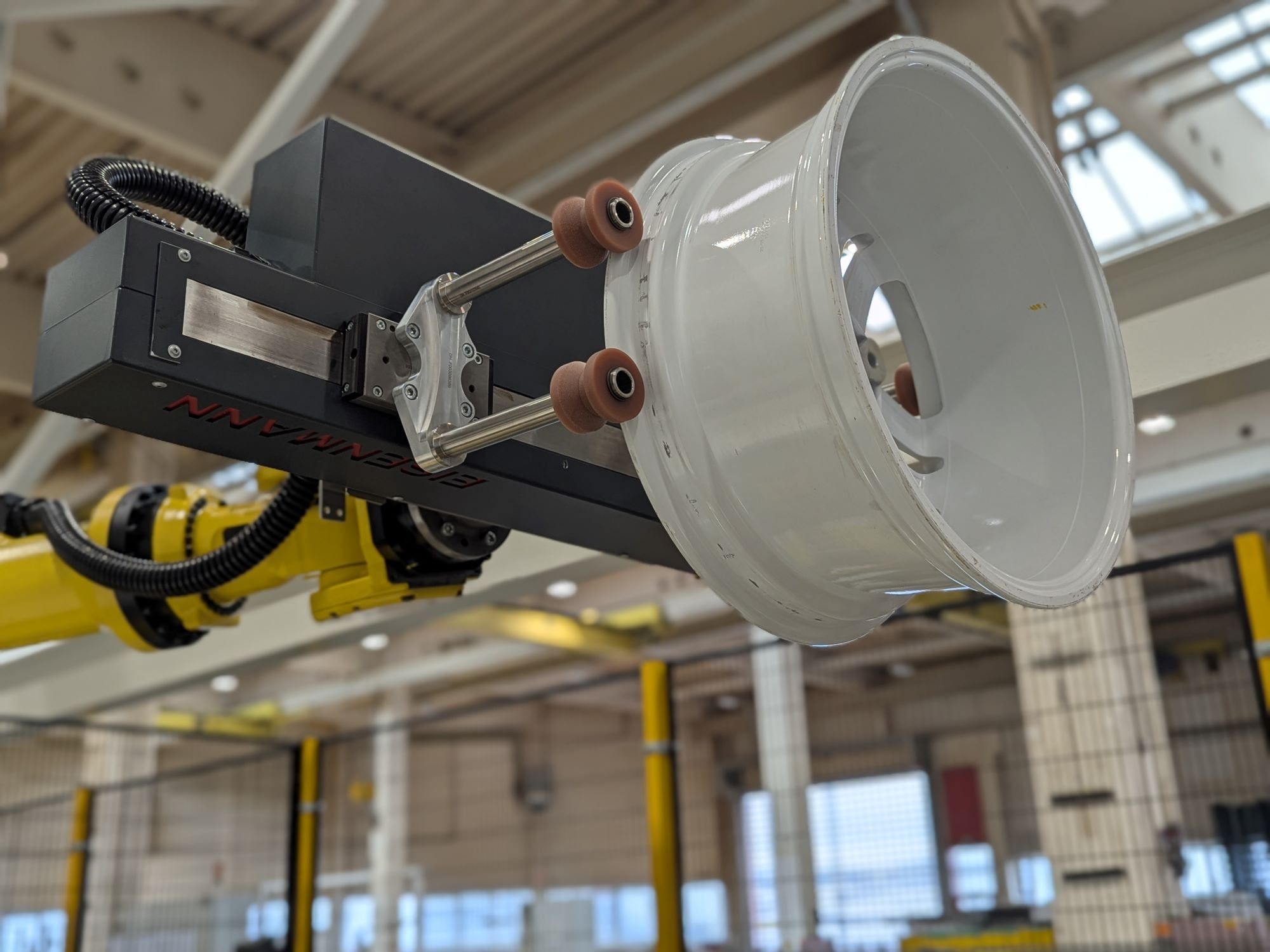 Hybrid-Greifer: Schonendes Räderhandling