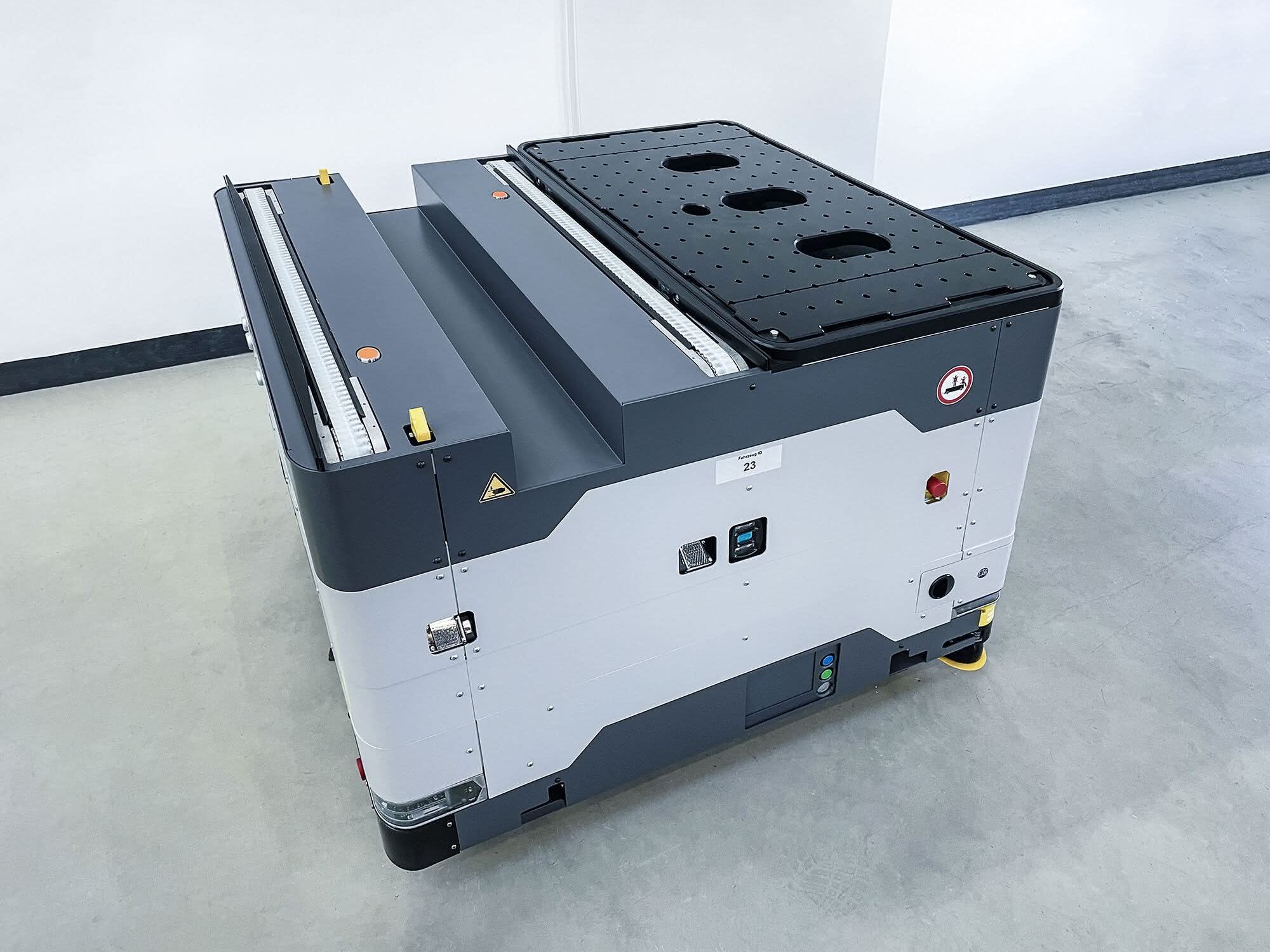 Handling and production logistics: Flexible workstations with classic conveyor technology