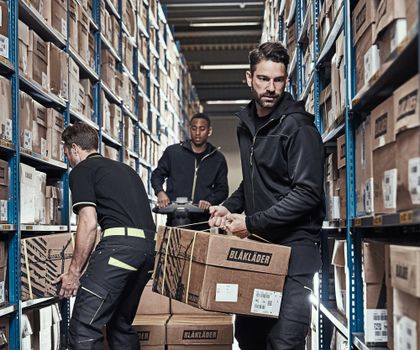Anzeige: Sicherheit und Komfort vereint – Arbeitskleidung von Blåkläder für den modernen Logistikalltag