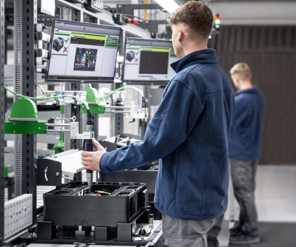Anzeige: Digitalisierung der manuellen Montage – Bott Gruppe macht Effizienz planbar Die über 200 m² umfassende Produktionsanlage vereint automatische Prüf-, Montage- und Transportsysteme mit digital assistierten manuellen Arbeitsplätzen.