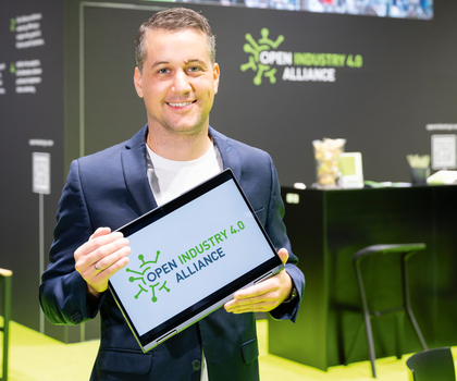 Samuel Greising: »Die Industrial-Control-as-a-Service-Demo innerhalb des Vertical-Farming-Demonstrators verschiebt die Grenze des bislang Machbaren.« Samuel Greising: »Die Industrial-Control-as-a-Service-Demo innerhalb des Vertical-Farming-Demonstrators verschiebt die Grenze des bislang Machbaren.«