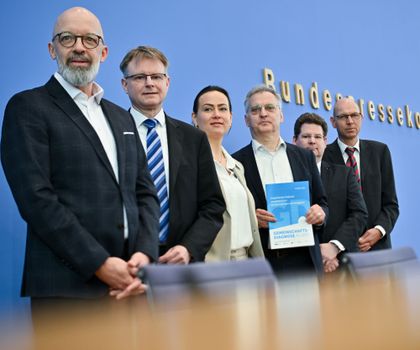 Konjunkturprognose 2025: Wirtschaft stagniert: Mini-Wachstum von 0,1 Prozent erwartet Konjunkturprognose 2025: Wirtschaft stagniert: Mini-Wachstum von 0,1 Prozent erwartet