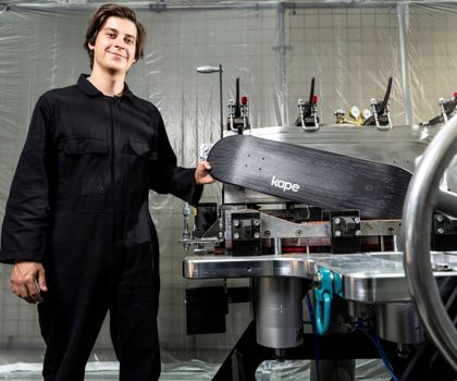 Skateboards mit KraussMaffei-Equipment: Ein Sandwich aus Glasfasern und Schaumkern Skateboards mit KraussMaffei-Equipment: Ein Sandwich aus Glasfasern und Schaumkern