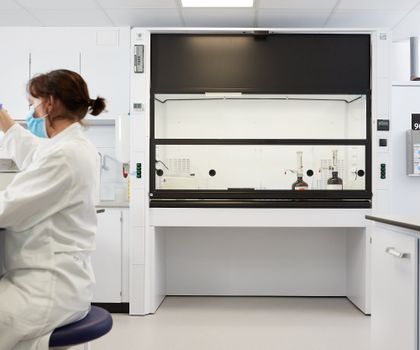 Labor mit Laborwerkbank in der Erlanger Strahlenklinik Labor mit Laborwerkbank in der Erlanger Strahlenklinik