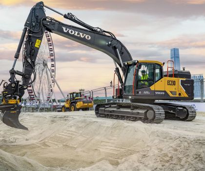 Ein Volvo Raupenbagger EC230 Electric auf einer Baustelle