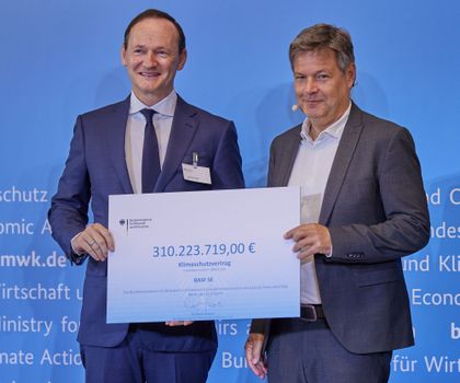 Bundesförderung für industrielle Wärmepumpe: Habeck übergibt Klimaschutzvertrag an BASF