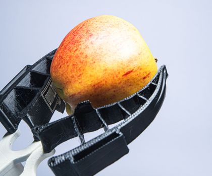Forschung am Fraunhofer IWS: Die 3D-Druck-Roboterhand lernt zu fühlen