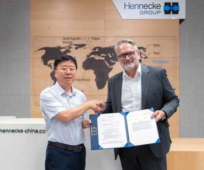 Hennecke und Yizumi: Weiterentwicklung von PUR-Überflutungstechnologien Hennecke und Yizumi: Weiterentwicklung von PUR-Überflutungstechnologien