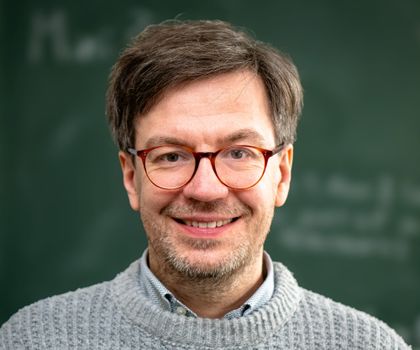 Interview Mikroplastik-Analytik auf der analytica 2026 – Lösungen für Umwelt und Industrie Prof. Dr. Stephan Wagner, Professor für Umweltanalytik an der Hochschule Fresenius in Idstein, leitet eine analytica conference Session zur Kunststoffanalytik