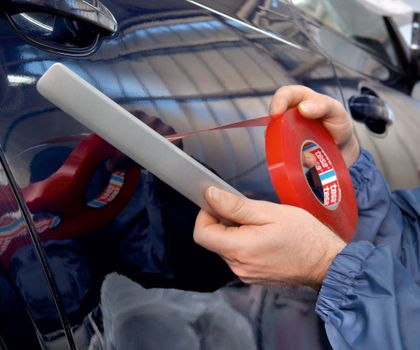 Kleben statt schrauben: Montage-Klebebänder als Alternative in der industriellen Fertigung Kleben statt schrauben: Montage-Klebebänder als Alternative in der industriellen Fertigung