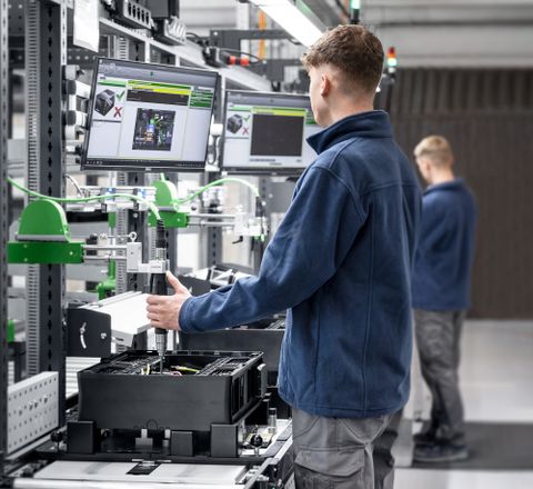 Anzeige: Digitalisierung der manuellen Montage – Bott Gruppe macht Effizienz planbar Die über 200 m² umfassende Produktionsanlage vereint automatische Prüf-, Montage- und Transportsysteme mit digital assistierten manuellen Arbeitsplätzen.