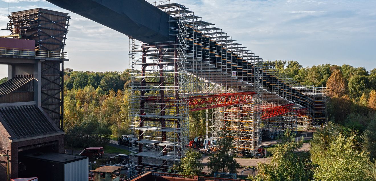 Wirtschaftlich: Bei der Einrüstung der 120 m langen und 30 m hohen Bandbrücke mit PERI UP sorgten integrierte VARIOKIT Überbrückungen für eine wirtschaftliche Gesamtlösung