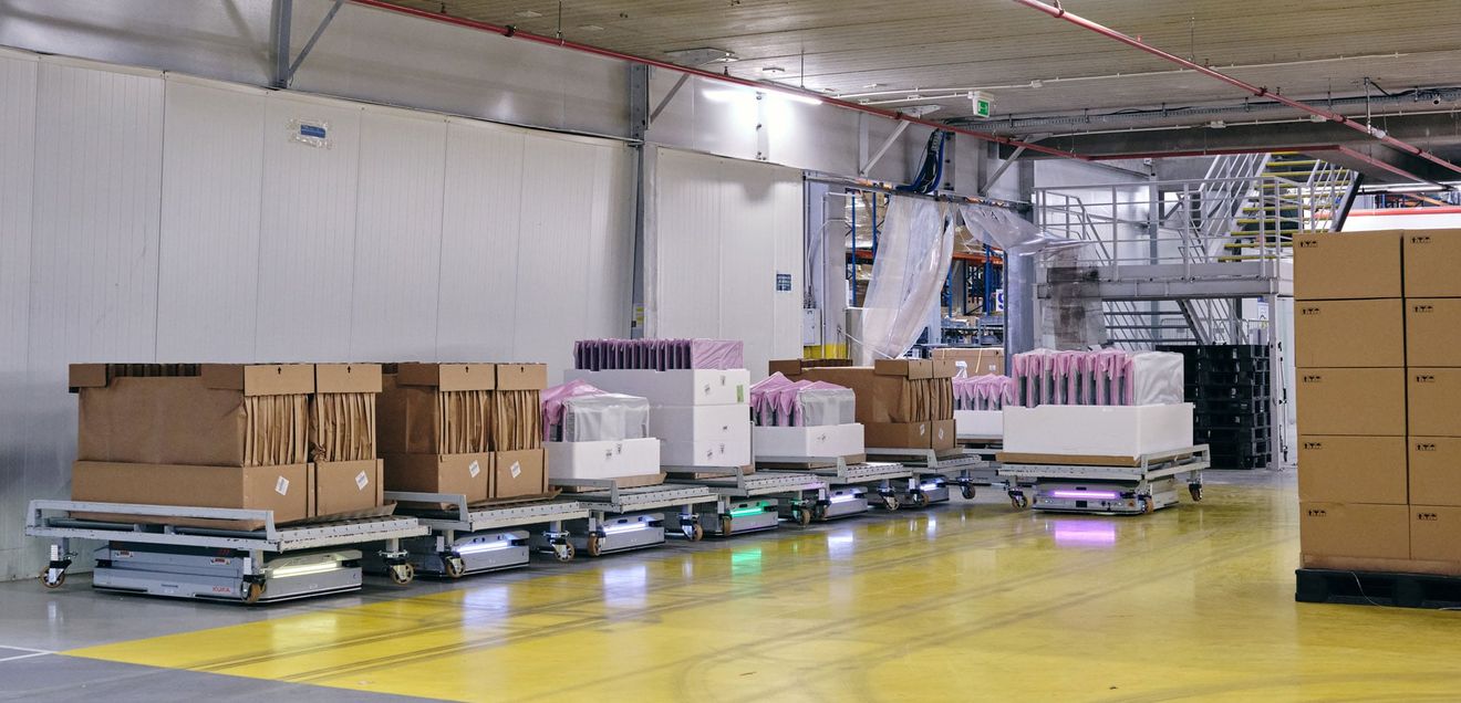 Verzahnter Materialfluss: KUKA automatisiert Materialtransport bei TV-Hersteller Verzahnter Materialfluss: KUKA automatisiert Materialtransport bei TV-Hersteller