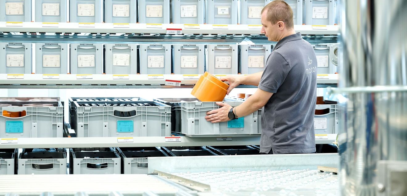 Behälter, Boxen und Paletten: Strukturiert und kompakt lagern Behälter, Boxen und Paletten: Strukturiert und kompakt lagern