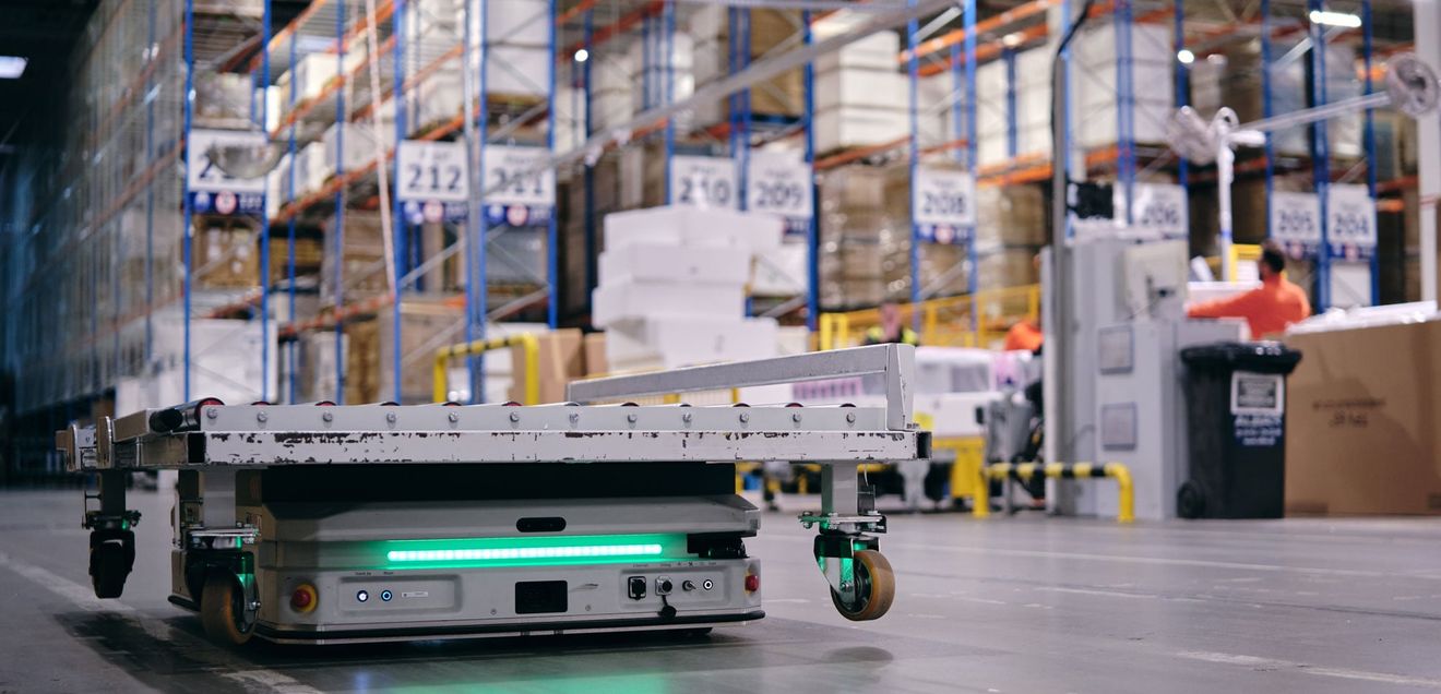 Verzahnter Materialfluss: KUKA automatisiert Materialtransport bei TV-Hersteller Verzahnter Materialfluss: KUKA automatisiert Materialtransport bei TV-Hersteller