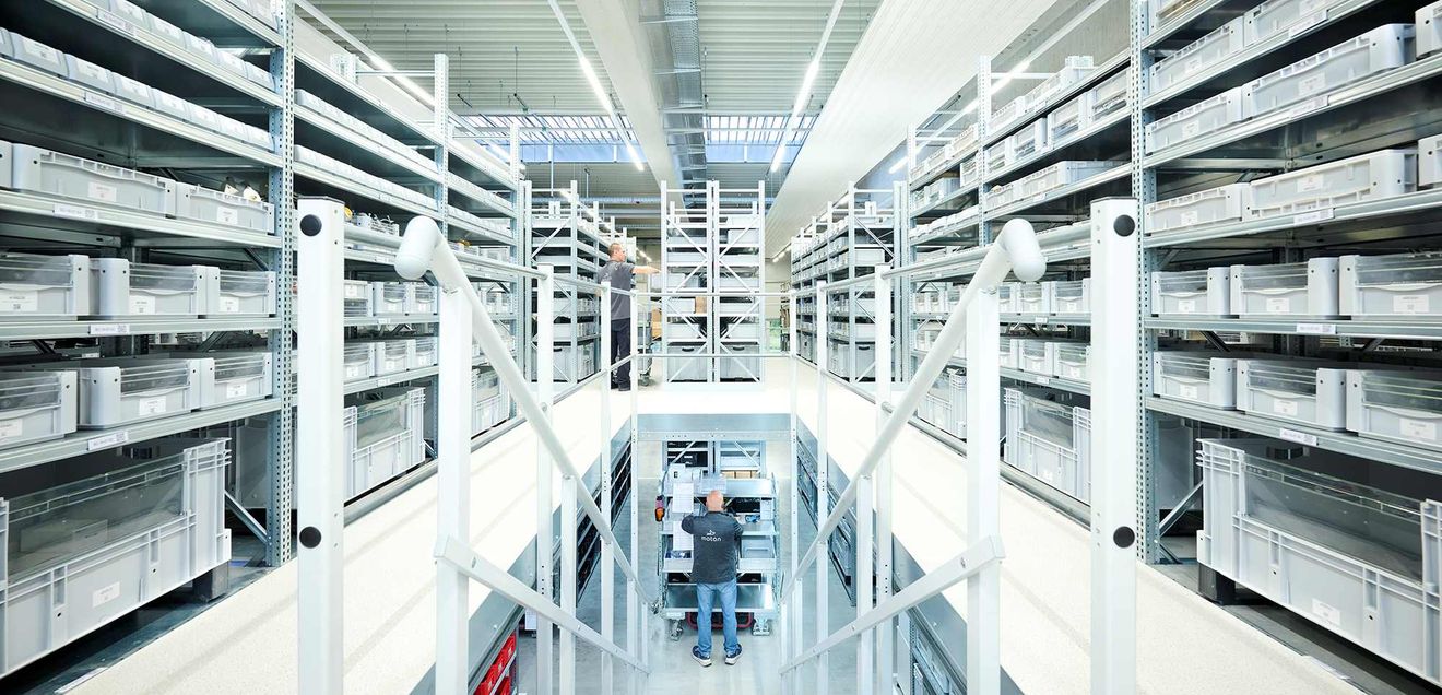 Behälter, Boxen und Paletten: Strukturiert und kompakt lagern Behälter, Boxen und Paletten: Strukturiert und kompakt lagern
