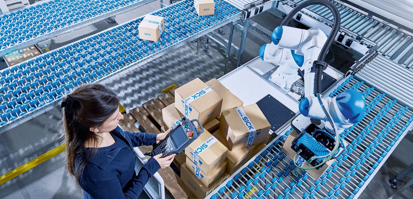 Palloc uses the Visionary-S 3D snapshot camera with integrated structured lighting to capture precise images of the often tightly stacked crates. Palloc uses the Visionary-S 3D snapshot camera with integrated structured lighting to capture precise images of the often tightly stacked crates.