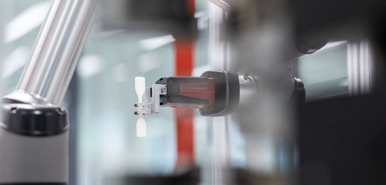 Automatisierte Härteprüfung. Hier kurz vor dem Materialtest an einem ausgehärteten Klebstoff.