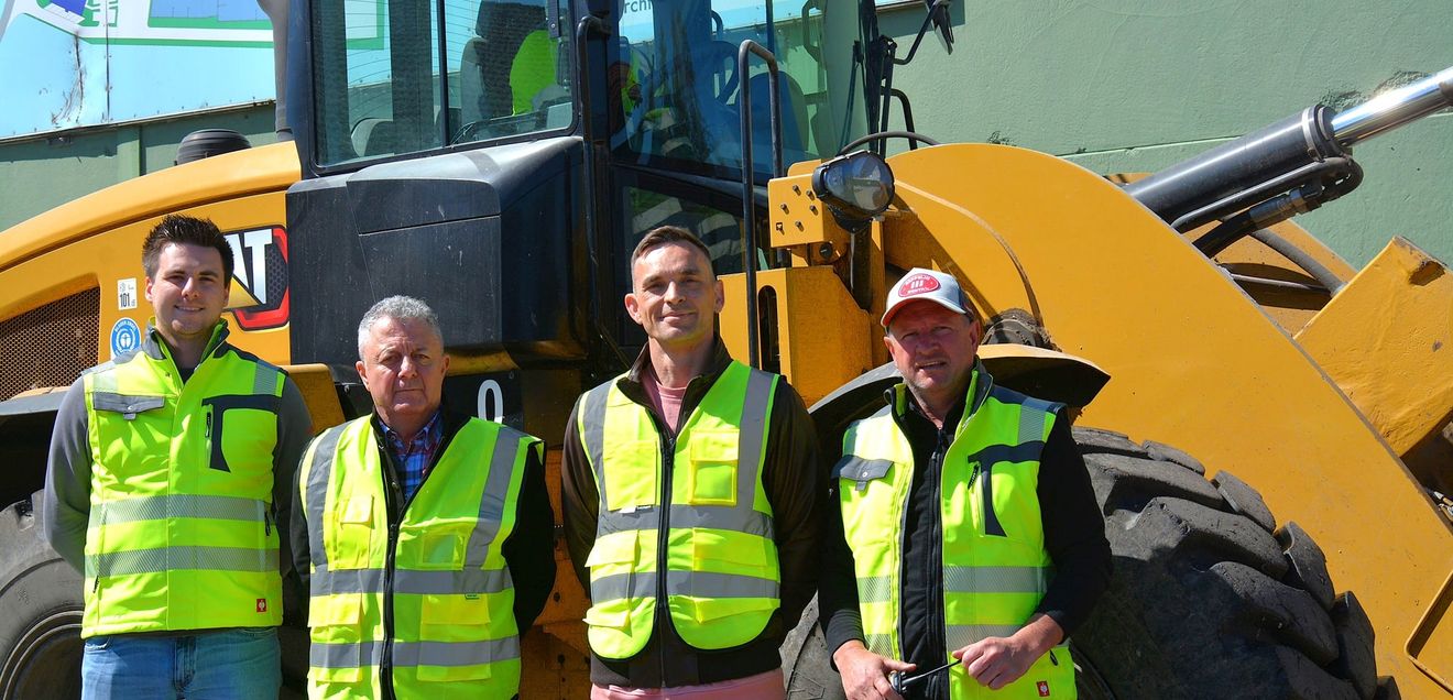 Investieren in die Zukunft (von links): Noah Jost, Assistent der Geschäftsführung der Lobbe Umweltservice GmbH & Co KG, Christian Meret, Geschäftsführer Lobbe Umweltservice GmbH & Co KG sowie Geschäftsführer Schenker Industrie + Städtereinigungs-GmbH, Thomas Schenker, Geschäftsführer Schenker Industrie + Städtereinigungs-GmbH, und Mar-tin Tausch, ebenfalls von Schenker Industrie + Städtereinigungs-GmbH