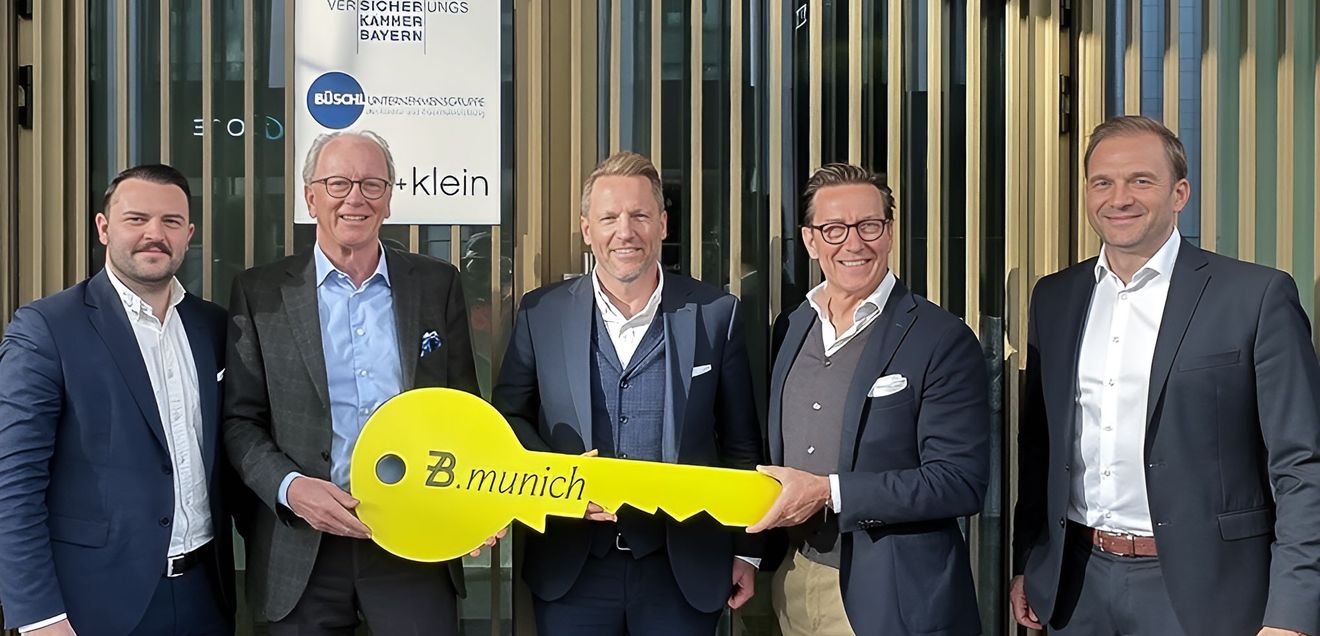 Das Joint-Venture-Projekt der Büschl Unternehmensgruppe und ehret+klein wurde nun an die Versicherungskammer übergeben B.munich am Hauptbahnhof München fristgerecht fertiggestellt und an Konzern Versicherungskammer übergeben