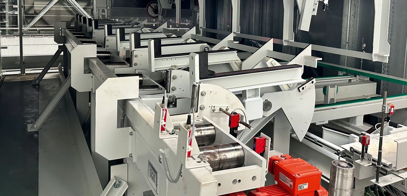 Vollautomatische Säge- und Lagerlösung: Metallsägen und Lagertechnik greifen nahtlos ineinander Vollautomatische Säge- und Lagerlösung: Metallsägen und Lagertechnik greifen nahtlos ineinander