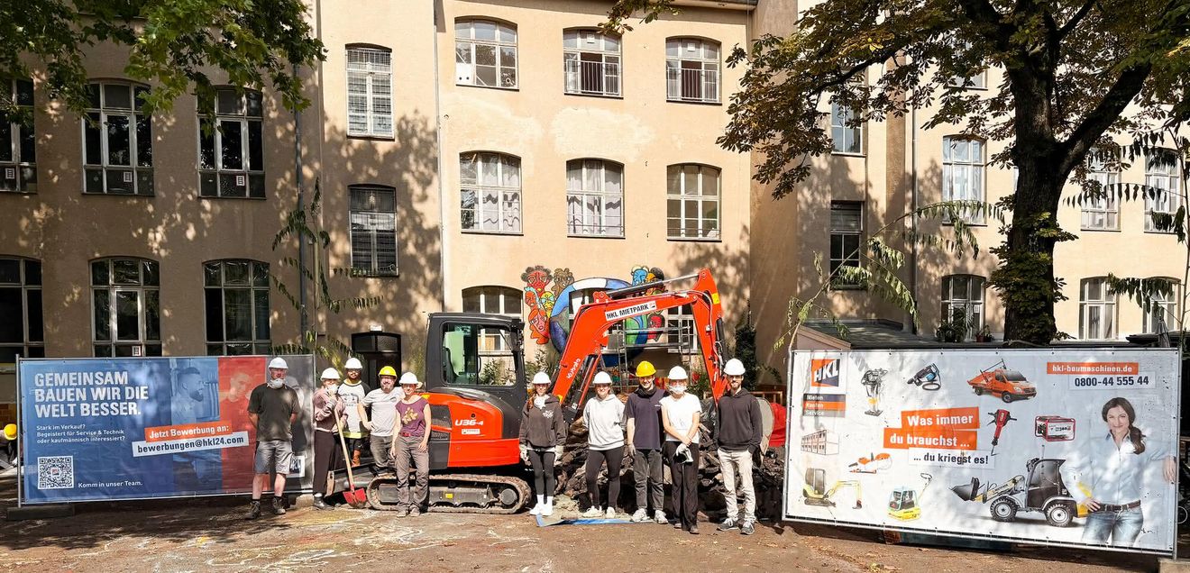 HKL Baumaschinen Baustelle HKL Bagger und Personal auf der Baustelle in Köln