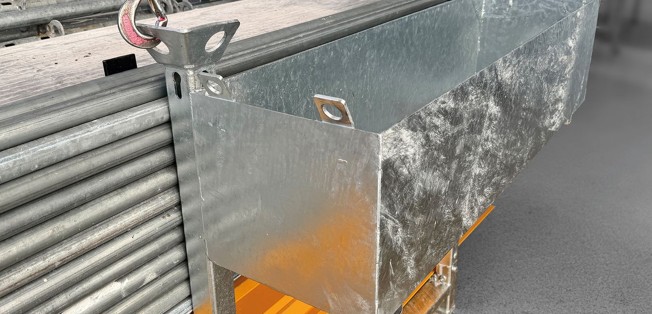Die Vario Box für unterschiedlichste Peri Bauteile überzeugt durch Modularität – und lässt sich beispielsweise mit einem Korb für Kleinteile flexibel erweitern. Die Vario Box für unterschiedlichste Peri Bauteile überzeugt durch Modularität – und lässt sich beispielsweise mit einem Korb für Kleinteile flexibel erweitern.
