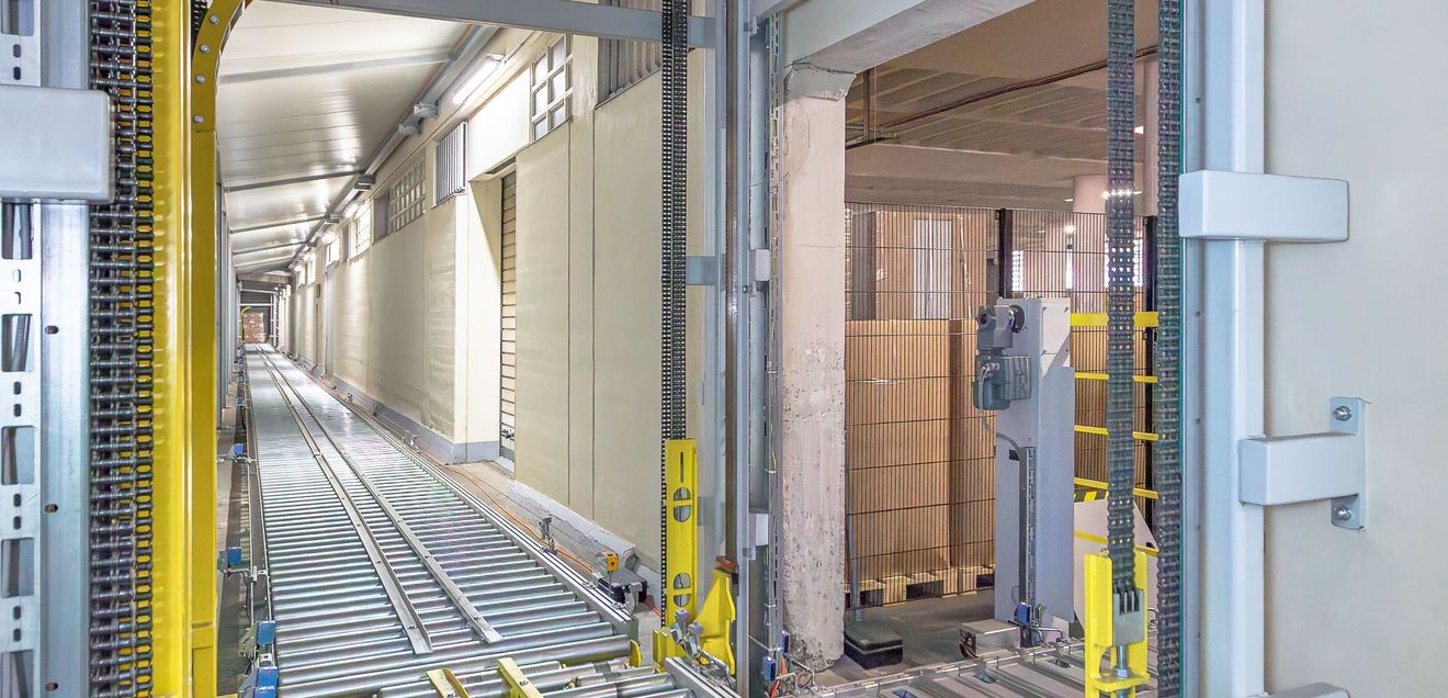 Laderampe erhält Upgrade: Effiziente Lagerlogistik dank vollautomatisierter Förderstrecke Laderampe erhält Upgrade: Effiziente Lagerlogistik dank vollautomatisierter Förderstrecke