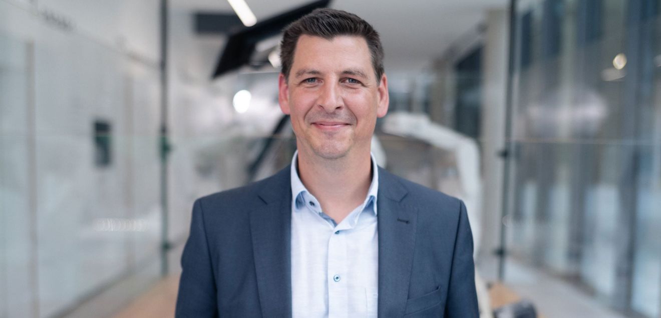 Stefan Knauf: »In unseren eigenen Werken ist es uns durch die Visualisierung unserer Arbeitsabläufe und die Einführung von Hilfsmitteln direkt am Montagearbeitsplatz gelungen, die Produktionseffizienz um 30 % zu steigern.« Stefan Knauf: »In unseren eigenen Werken ist es uns durch die Visualisierung unserer Arbeitsabläufe und die Einführung von Hilfsmitteln direkt am Montagearbeitsplatz gelungen, die Produktionseffizienz um 30 % zu steigern.«
